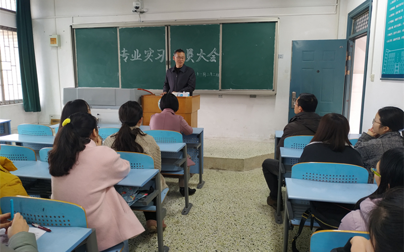 关于汉语言文学专业本科生文学批评能力的培养